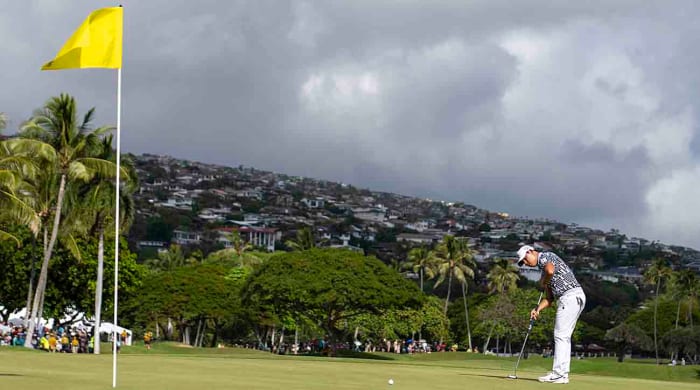 Si Woo Kim putts on the 18th hole during the final round of the 2023 Sony Open in Hawaii at Waialae Country Club.